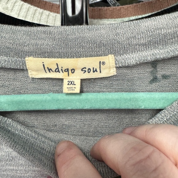 Indigo Soul | Boxy 3/4 Sleeve Sweatshirt in Floral Print | size 2XL - Picture 2 of 3